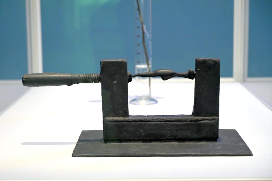 Joseph Beuys (1948–1985), Bett, München, Pinakothek der Moderne, Saal 11 2022, 1950, Bild 2/3