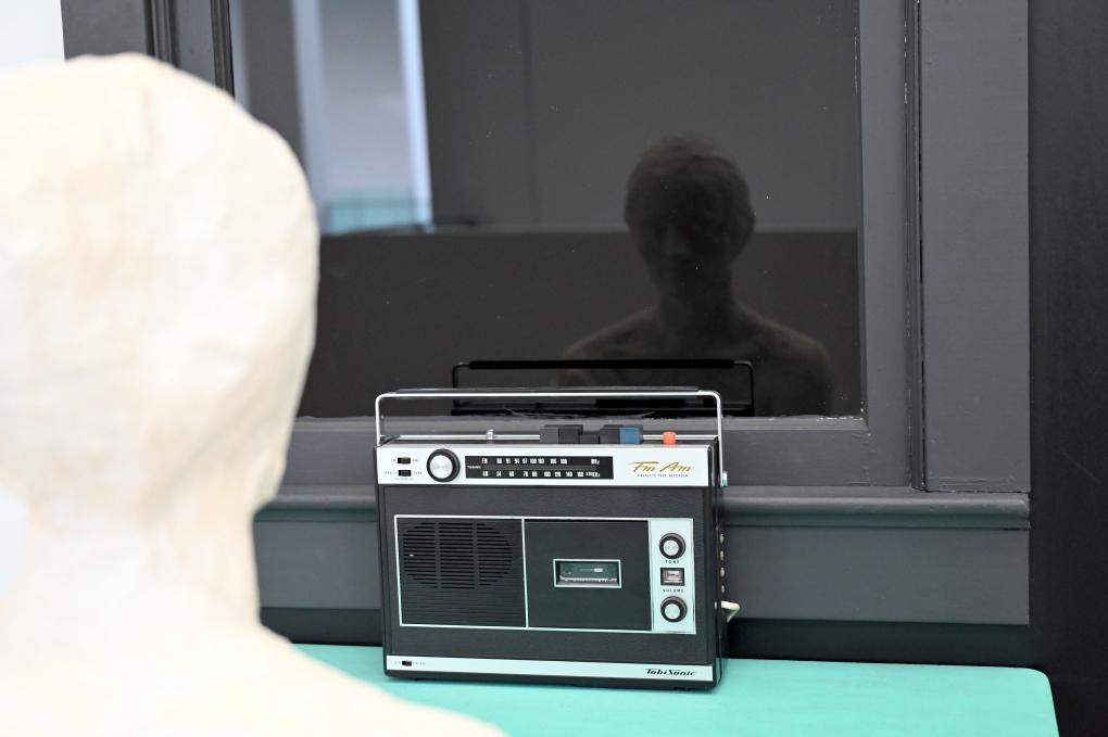 George Segal (1964–1970), Alice Notley, ihren Gedichten lauschend (Alice Notley Listening to Her Poetry), München, Pinakothek der Moderne, Saal 17 2022, 1970, Bild 3/4