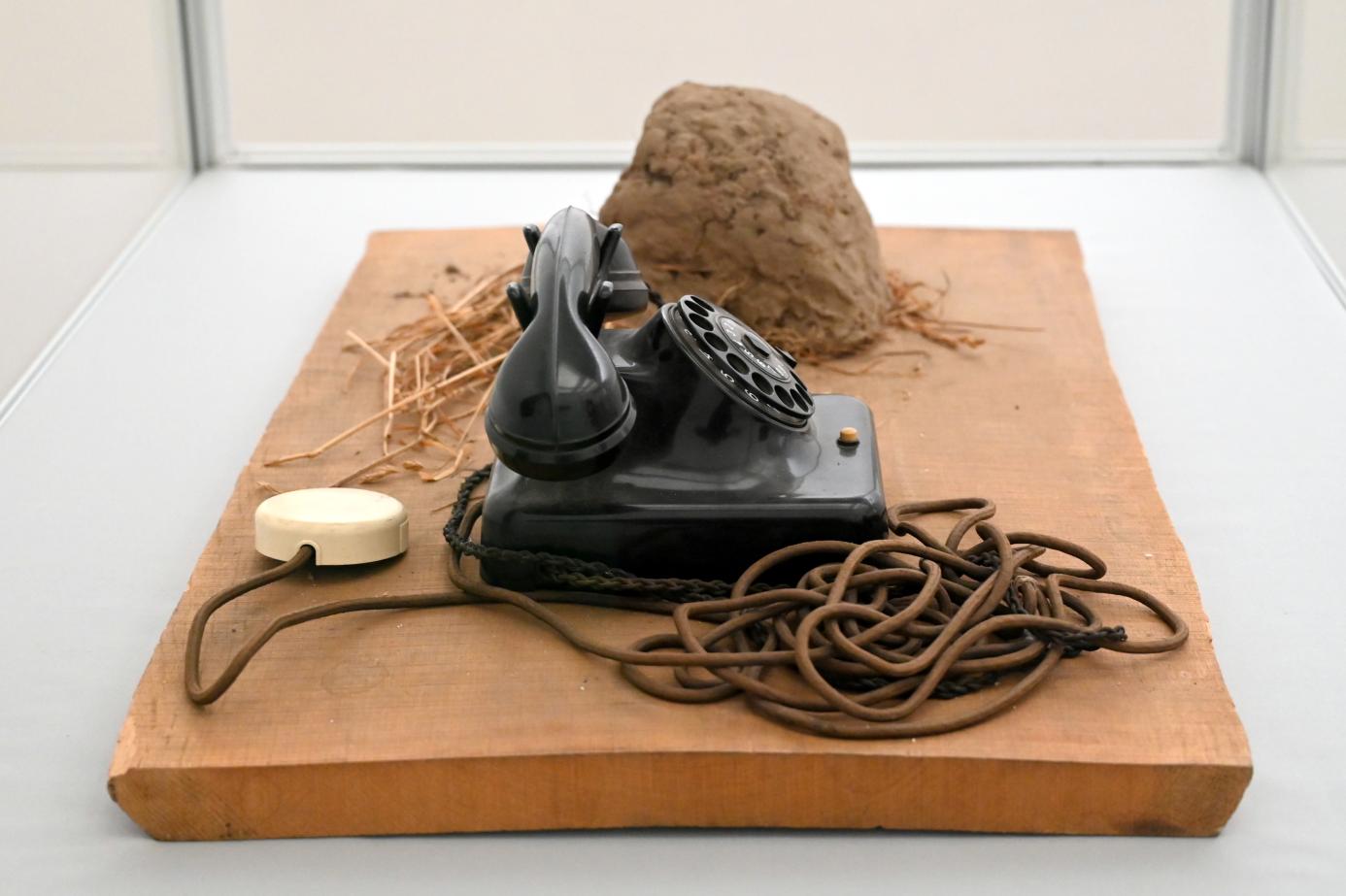 Joseph Beuys (1948–1985), Erdtelephon, München, Pinakothek der Moderne, Saal 17 2022, 1968, Bild 2/4