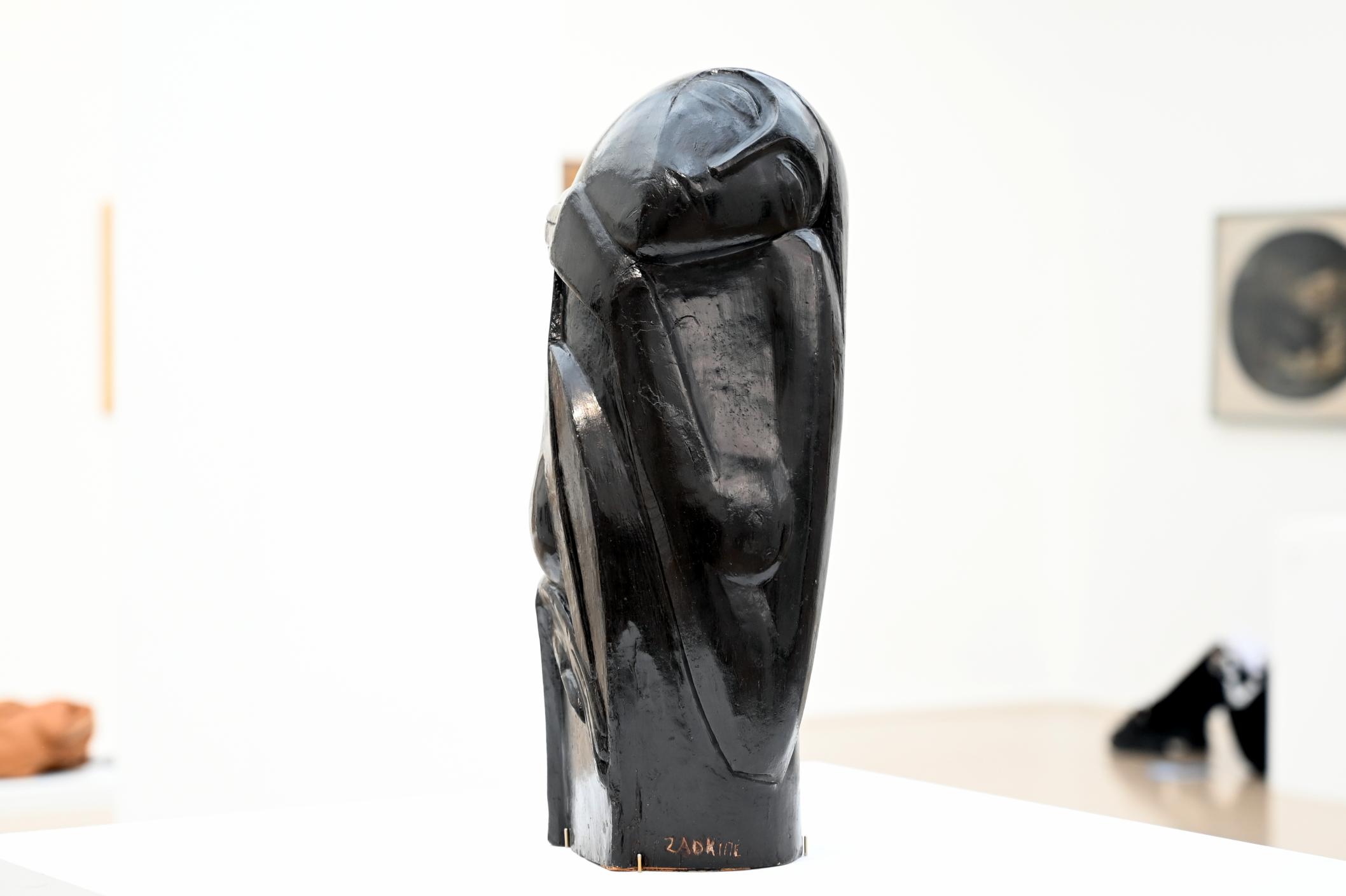 Ossip Zadkine (1914–1930), Frau mit Mandoline, Paris, Musée d’art moderne de la Ville de Paris, Saal 6, 1914, Bild 2/4