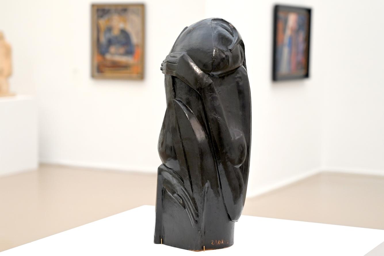 Ossip Zadkine (1914–1930), Frau mit Mandoline, Paris, Musée d’art moderne de la Ville de Paris, Saal 6, 1914, Bild 3/4