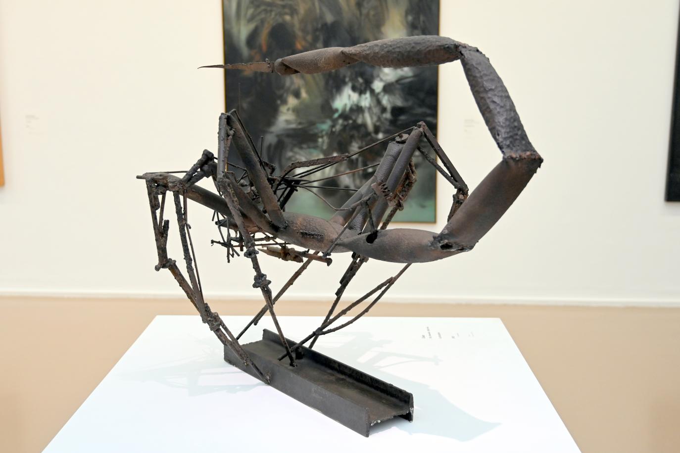 César Baldaccini (1955–1962), Skorpion, Paris, Musée d’art moderne de la Ville de Paris, Saal 7, 1955, Bild 3/4