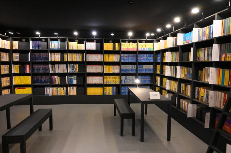 Christian Boltanski (1970–2000), Telefonbuch-Abonnement, Paris, Musée d’art moderne de la Ville de Paris, Saal Boltanski, 2000, Bild 2/5