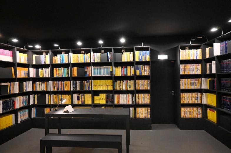 Christian Boltanski (1970–2000), Telefonbuch-Abonnement, Paris, Musée d’art moderne de la Ville de Paris, Saal Boltanski, 2000, Bild 3/5