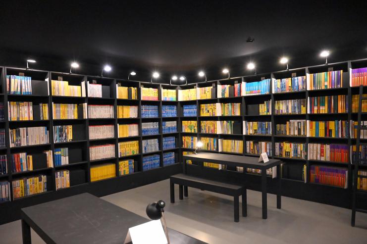 Christian Boltanski (1970–2000), Telefonbuch-Abonnement, Paris, Musée d’art moderne de la Ville de Paris, Saal Boltanski, 2000, Bild 4/5