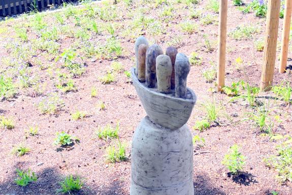 Gabi Hanner (Undatiert), Grundpflichten gegenüber der Gemeinschaft, Artikel 29, Freyung, Pfad der Menschenrechte, Undatiert, Bild 5/7