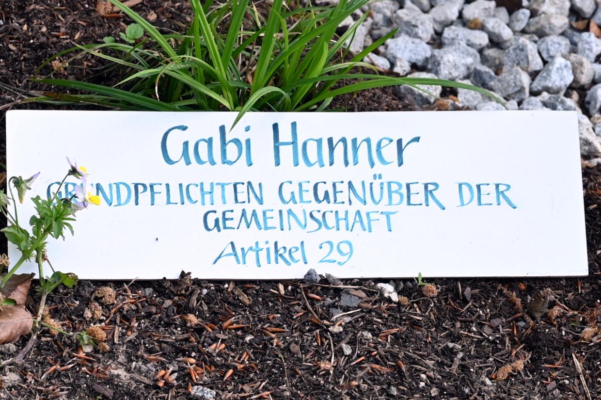 Gabi Hanner (Undatiert), Grundpflichten gegenüber der Gemeinschaft, Artikel 29, Freyung, Pfad der Menschenrechte, Undatiert, Bild 7/7