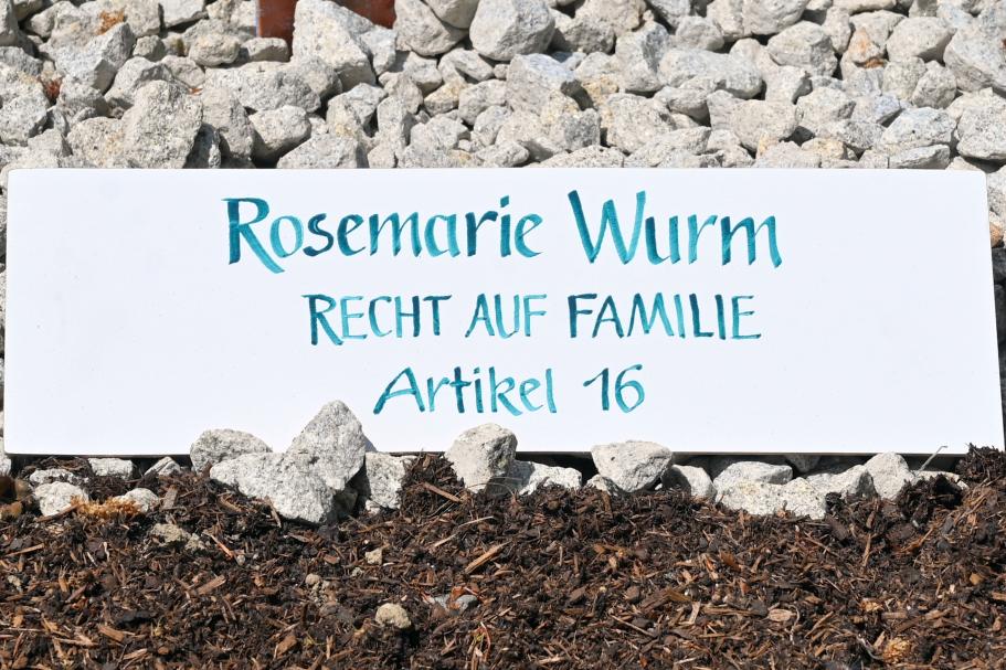 Rosemarie Wurm (Undatiert), Recht auf Familie, Artikel 16, Freyung, Pfad der Menschenrechte, Undatiert, Bild 4/4