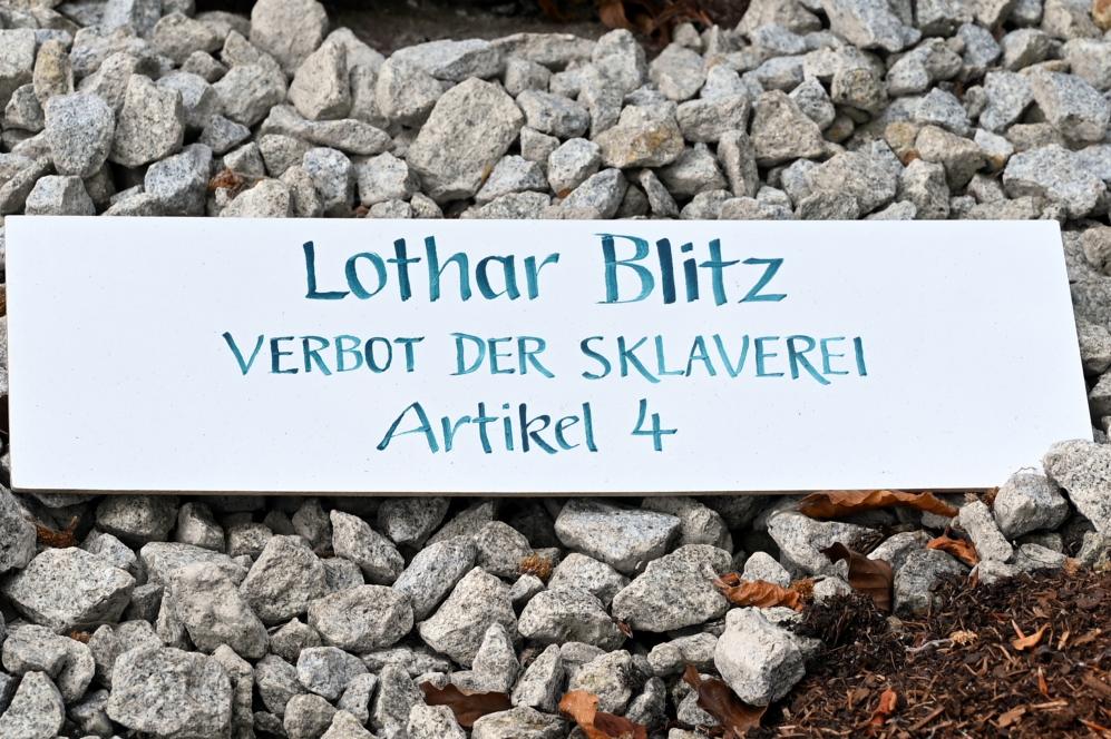 Lothar Blitz (Undatiert), Recht auf Familie, Artikel 16, Freyung, Pfad der Menschenrechte, Undatiert, Bild 3/3