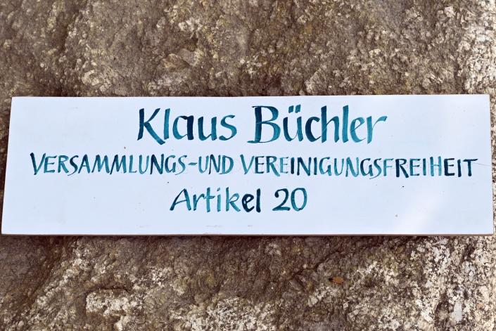 Klaus Büchler (Undatiert), Versammlungs- und Vereinigungsfreiheit, Artikel 20, Freyung, Pfad der Menschenrechte, Undatiert, Bild 2/2