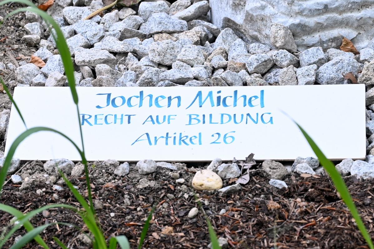 Jochen Michel (Undatiert), Recht auf Bildung, Artikel 26, Freyung, Pfad der Menschenrechte, Undatiert, Bild 2/2