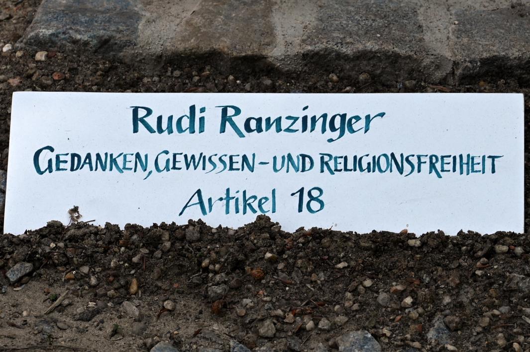 Rudi Ranzinger (Undatiert), Gedanken-, Gewissen- und Religionsfreiheit, Artikel 18, Freyung, Pfad der Menschenrechte, Undatiert, Bild 4/4