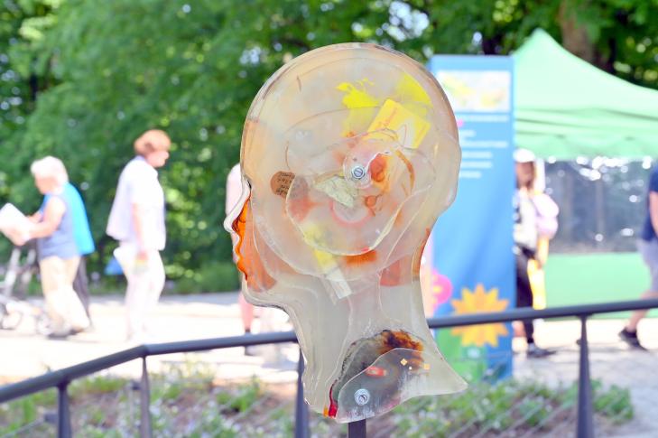 Eva Kühberger (Undatiert), Recht auf Privatsphäre, Artikel 12, Freyung, Pfad der Menschenrechte, Undatiert, Bild 3/6