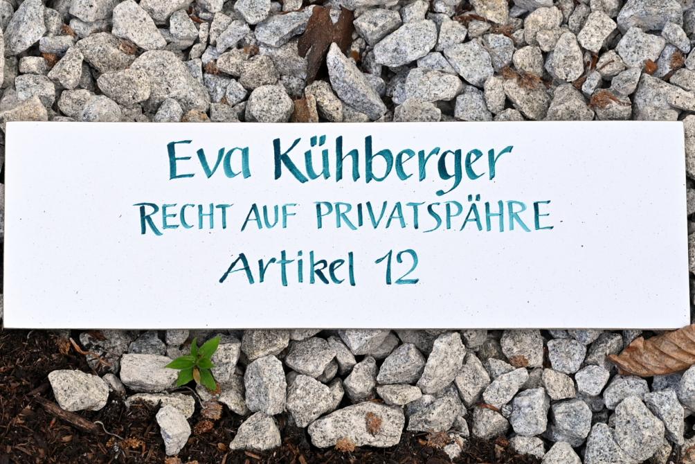 Eva Kühberger (Undatiert), Recht auf Privatsphäre, Artikel 12, Freyung, Pfad der Menschenrechte, Undatiert, Bild 6/6