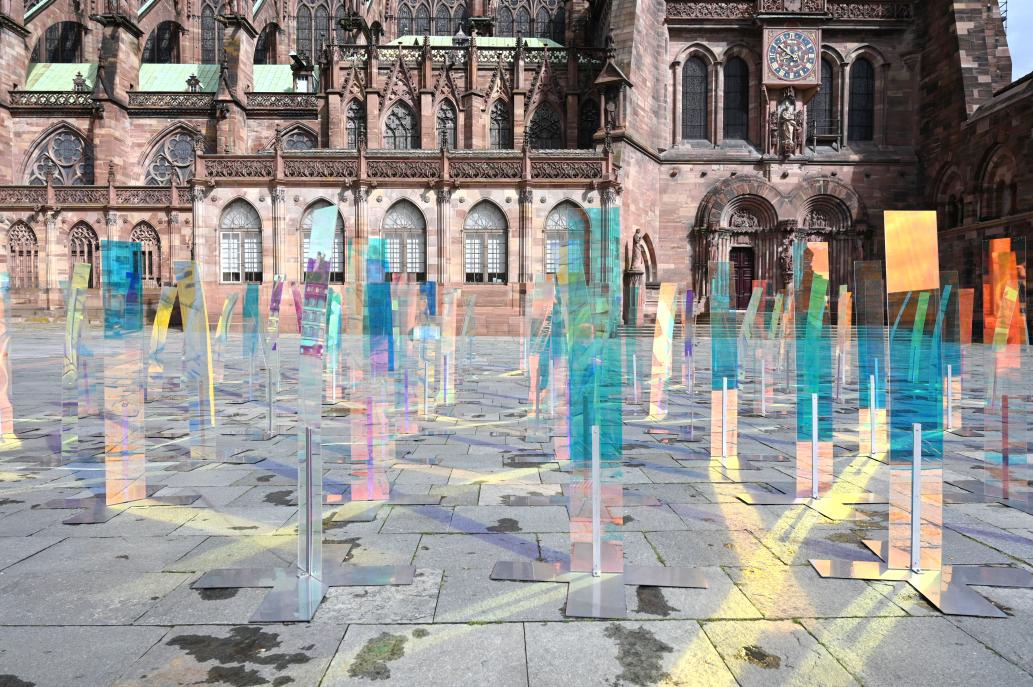 Jérémie Bellot (2021), Das dichroitische Grasland, Straßburg, Domplatz, 2021, Bild 3/10