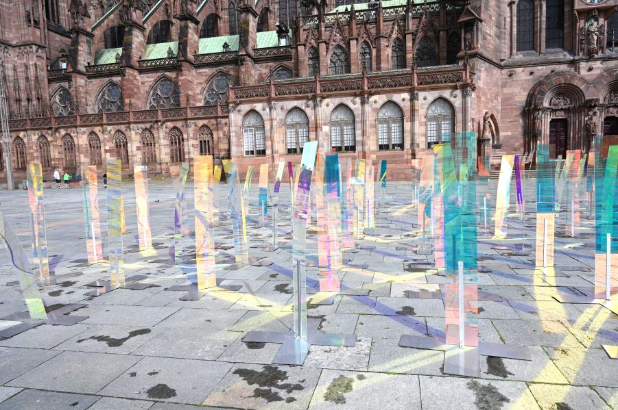 Jérémie Bellot (2021), Das dichroitische Grasland, Straßburg, Domplatz, 2021, Bild 4/10