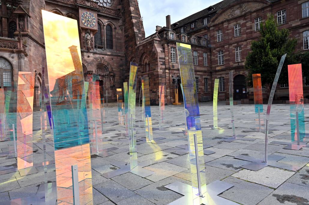 Jérémie Bellot (2021), Das dichroitische Grasland, Straßburg, Domplatz, 2021, Bild 5/10