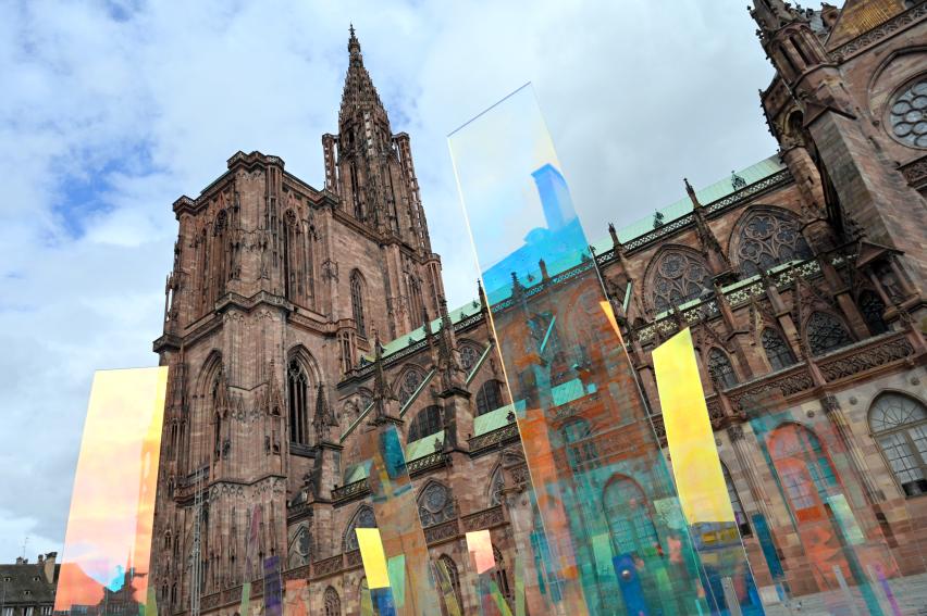 Jérémie Bellot (2021), Das dichroitische Grasland, Straßburg, Domplatz, 2021, Bild 6/10