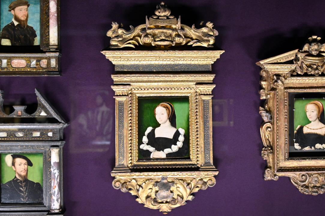 Corneille de Lyon (Werkstatt) (1536–1560), Porträt der Anne Stuart (gestorben nach 1516), Marschallin von Aubigny, in Trauerkleidung, früher bekannt als Jacqueline de la Queille, Paris, Musée du Louvre, Saal 822, um 1560, Bild 1/2