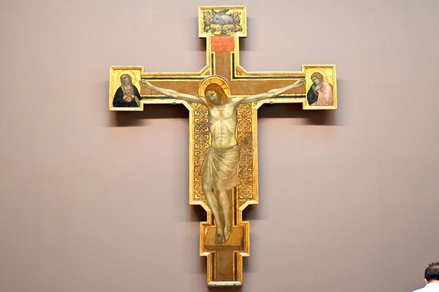 Giotto di Bondone (Giotto) (1298–1330), Bemaltes Kreuz mit einem Pelikan an der Spitze; Links von Christus steht der heilige Evangelist Johannes, rechts von ihm die Jungfrau Maria, Paris, Musée du Louvre, Saal 708, um 1310–1315