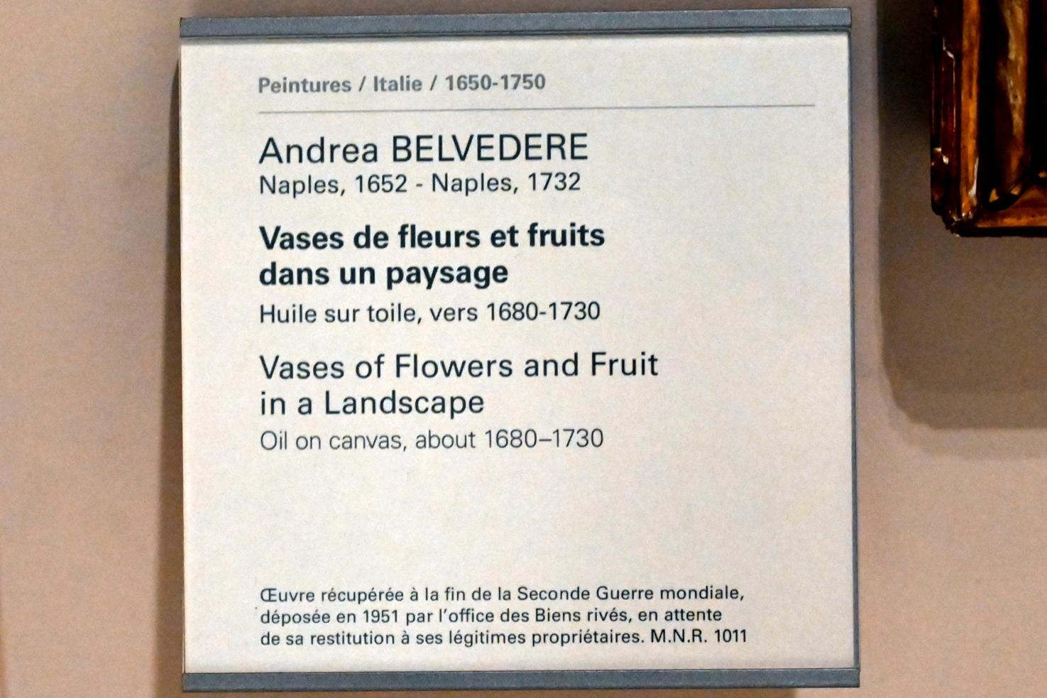 Andrea Belvedere (1705), Vasen mit Blumen und Früchten in einer Landschaft, Paris, Musée du Louvre, Saal 718, um 1680–1730, Bild 2/2