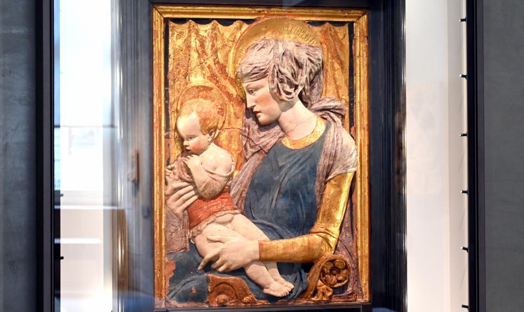Donatello (1412–1466), Maria mit Kind, Barberino Val d’Elsa, Kirche San Lorenzo a Vigliano, jetzt Paris, Musée du Louvre, Saal 160, um 1445, Bild 2/4