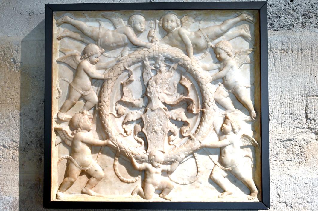 Giovanni Gaggini (Gagini) (1485), Grabtafel mit dem Wappen der Doria in einer von sieben Spiritelli getragenen Girlande aus dem Grab von Lazzaro Doria, Paris, Musée du Louvre, Saal 160, um 1485