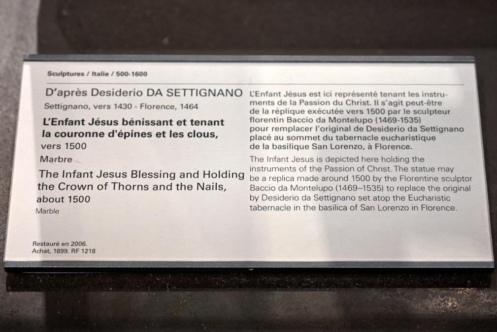 Desiderio da Settignano (Nachahmer) (1450–1500), Das segnende Jesuskind, das die Dornenkrone und die Nägel hält, Florenz, Basilica di San Lorenzo, jetzt Paris, Musée du Louvre, Saal 160, um 1500, Bild 2/2