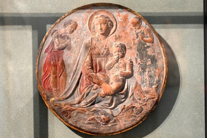 Luca della Robbia (1426–1455), Die Jungfrau und das Kind zwischen zwei Anbetungsengeln, Paris, Musée du Louvre, Saal 160, um 1425–1428