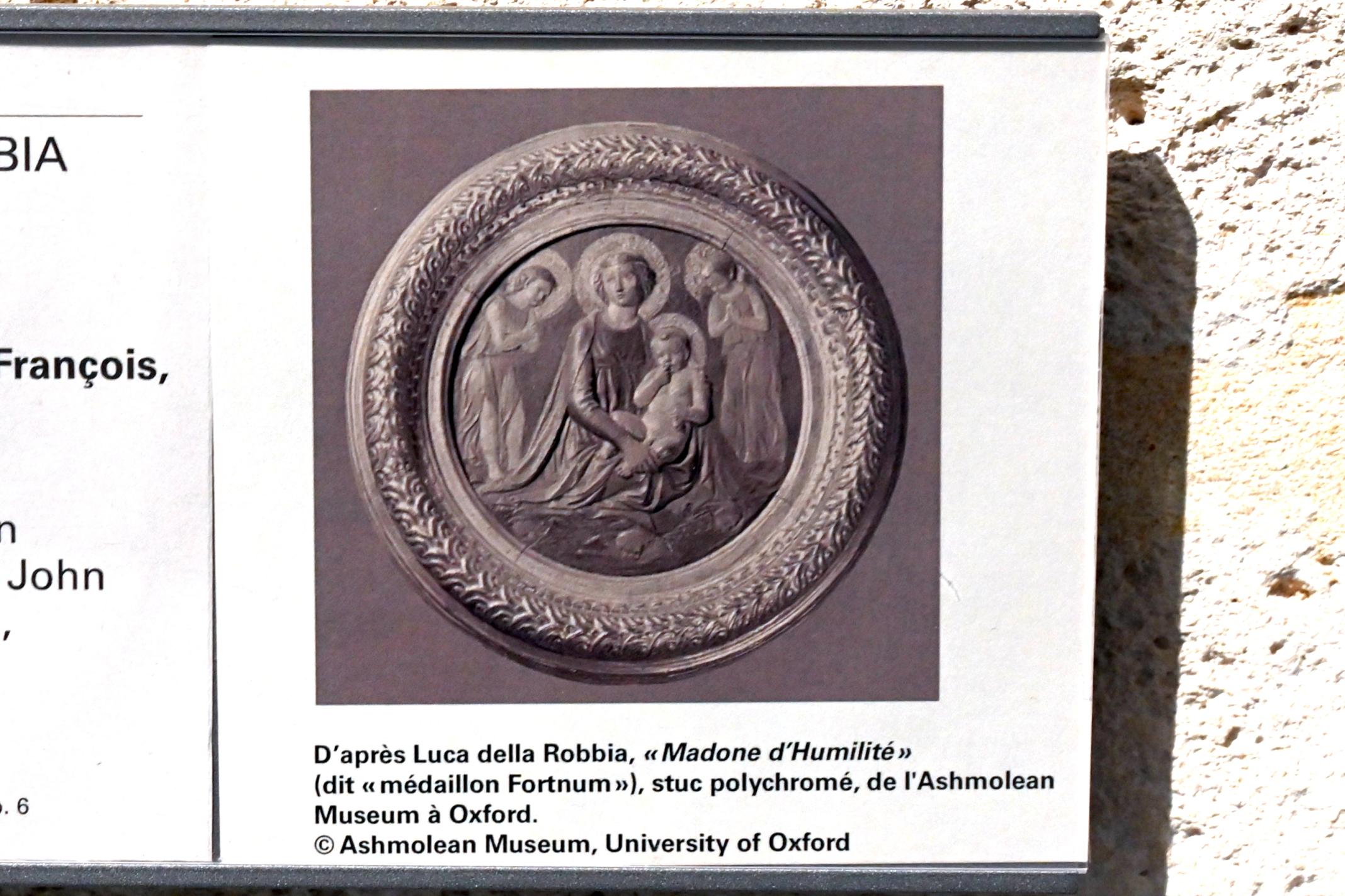 Luca della Robbia (1426–1455), Die Jungfrau und das Kind zwischen zwei Anbetungsengeln, Paris, Musée du Louvre, Saal 160, um 1425–1428, Bild 3/3