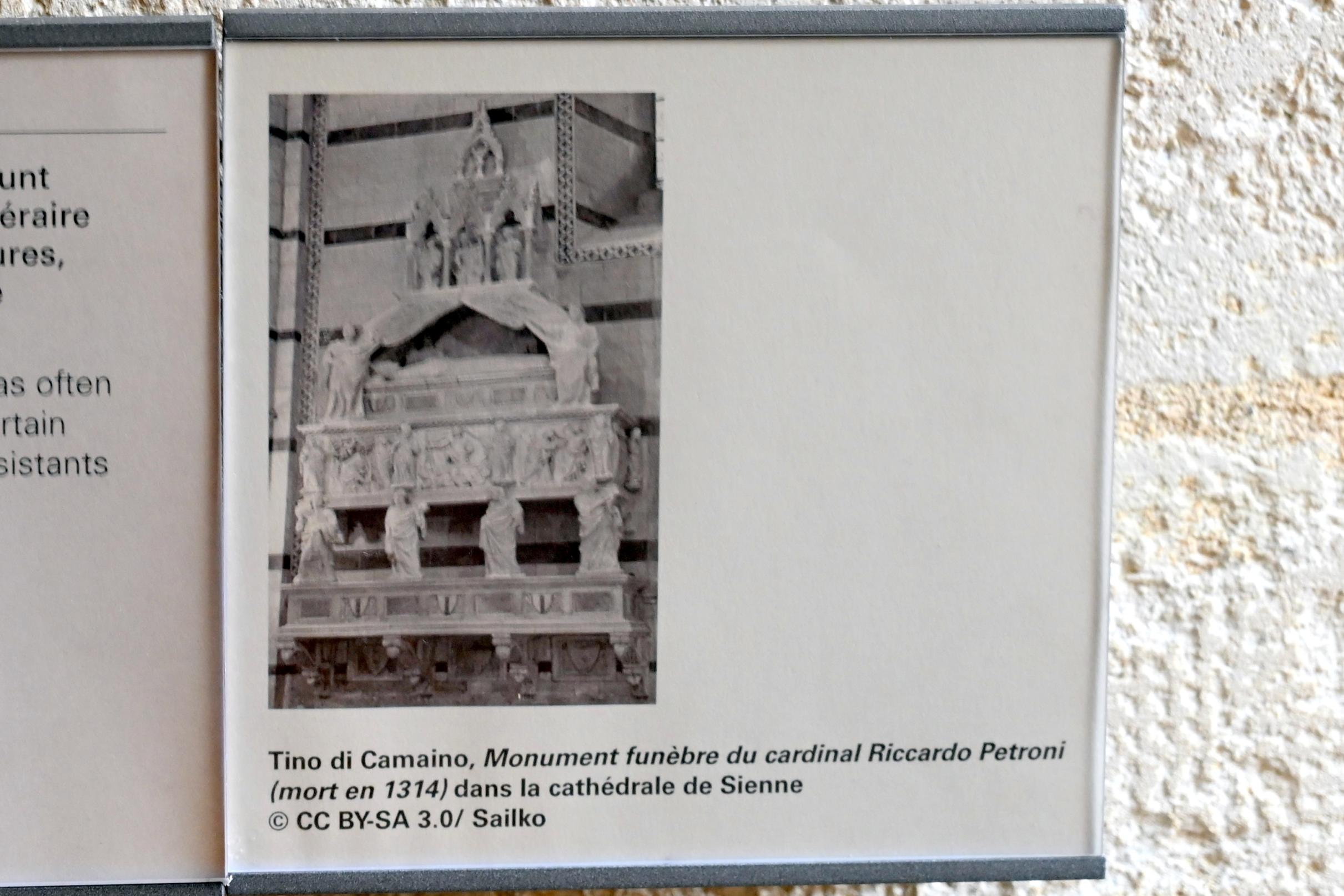 Ein Paar Engel, die als Diakone gekleidet sind und einen Vorhang heben, Paris, Musée du Louvre, Saal 160, um 1350, Bild 4/4