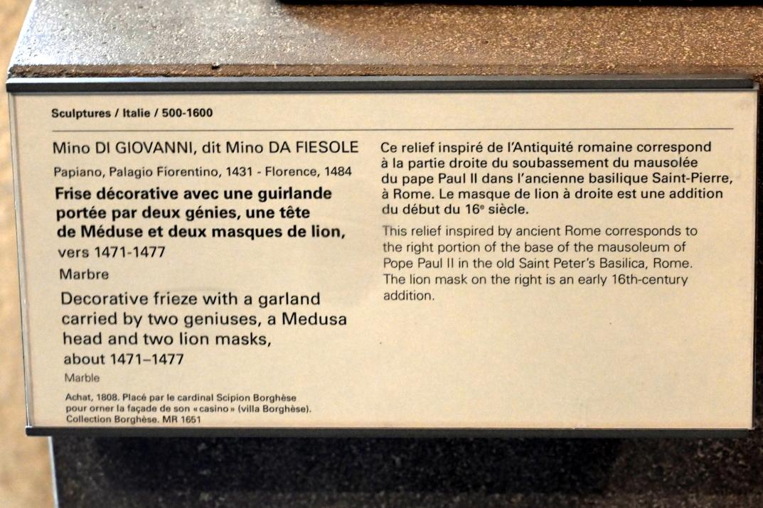 Mino da Fiesole (1454–1484), Zierfries mit einer von zwei Genien getragenen Girlande, einem Medusenkopf und zwei Löwenmasken, Rom, Villa Borghese, jetzt Paris, Musée du Louvre, Saal 160, um 1471–1477, Bild 2/2