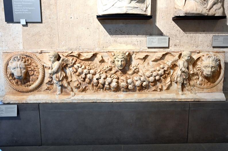 Giovanni Dalmata (Ivan Duknović de Tragurio) (1474), Zierfries mit einer von zwei Geistern getragenen Girlande, einem Medusa-Kopf und zwei Löwenmasken, Rom, Villa Borghese, jetzt Paris, Musée du Louvre, Saal 160, um 1471–1477