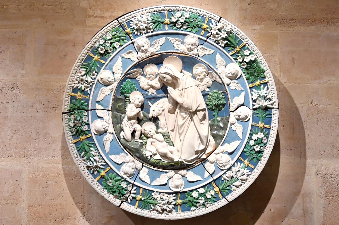 Andrea della Robbia (Werkstatt) (1450–1510), Anbetung des Christkindes mit Maria, dem Johannesknaben und zwei Cherubim, Paris, Musée du Louvre, Saal 163, um 1495–1500, Bild 1/2