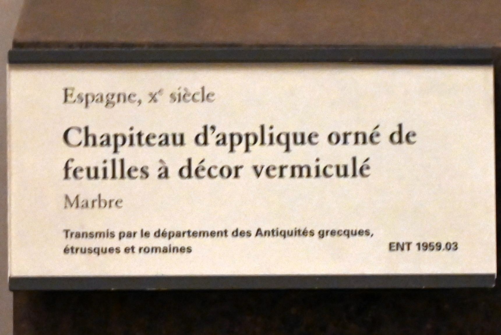 Mit Blättern geschmücktes Wandkapitell mit Vermikulardekor, Paris, Musée du Louvre, Saal 164, 10. Jhd., Bild 2/2