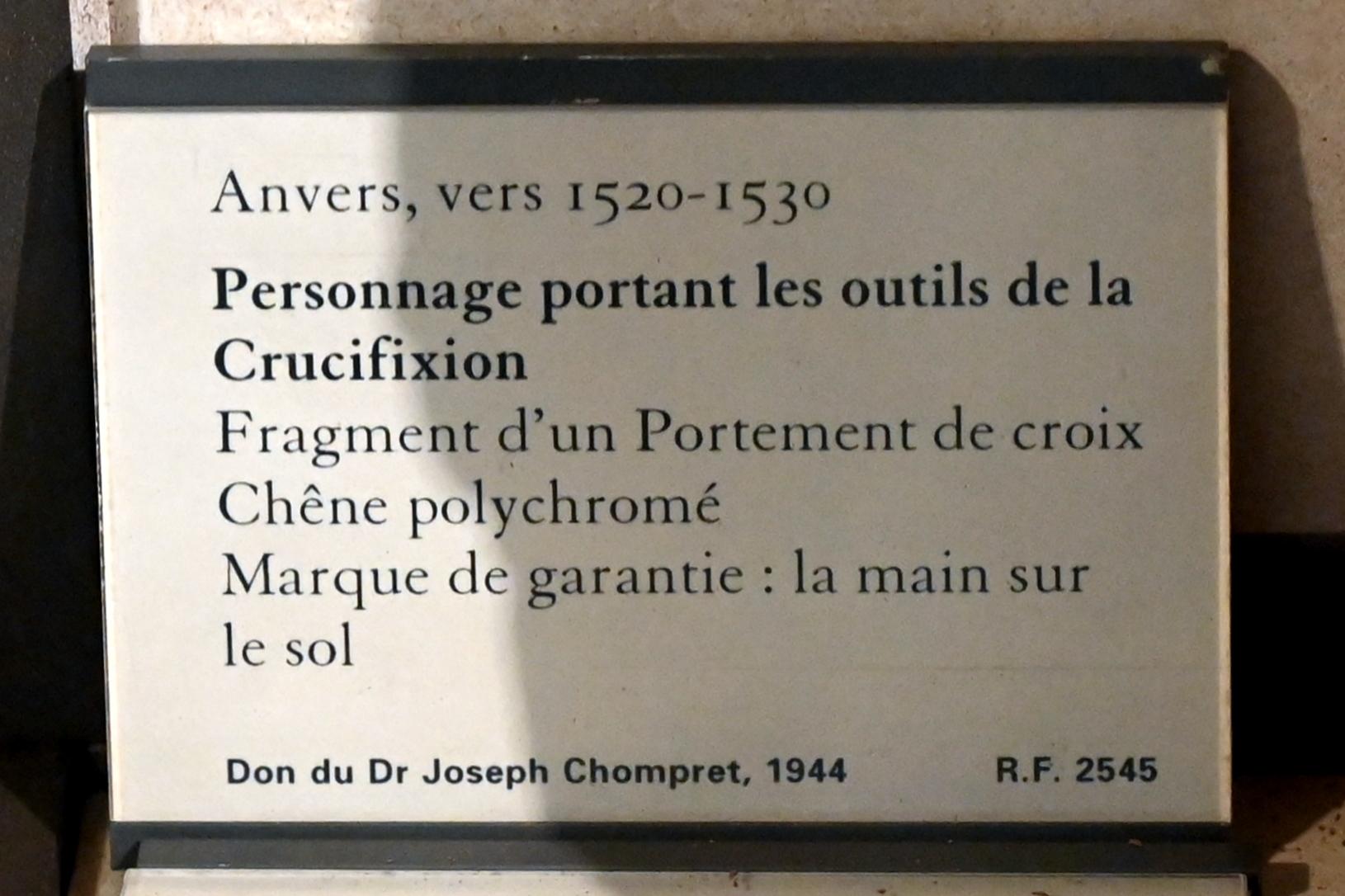 Die Werkzeuge der Kreuzigung tragende Person, Paris, Musée du Louvre, Saal 169, um 1520–1530, Bild 2/2