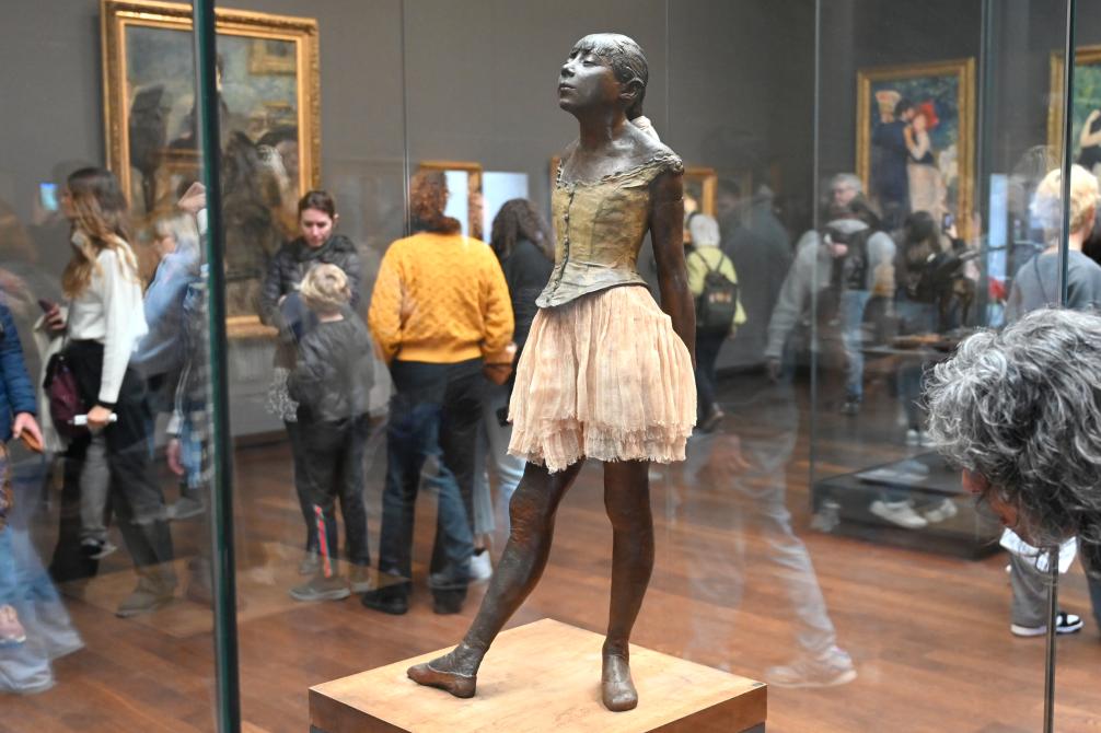 Edgar Degas (1855–1909), Kleine Tänzerin mit vierzehn Jahren (Große bekleidete Tänzerin), Paris, Musée d’Orsay, 1878–1881, Bild 2/6