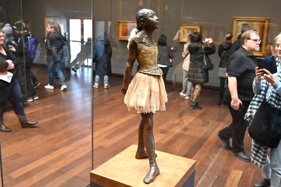 Edgar Degas (1855–1909), Kleine Tänzerin mit vierzehn Jahren (Große bekleidete Tänzerin), Paris, Musée d’Orsay, 1878–1881, Bild 4/6
