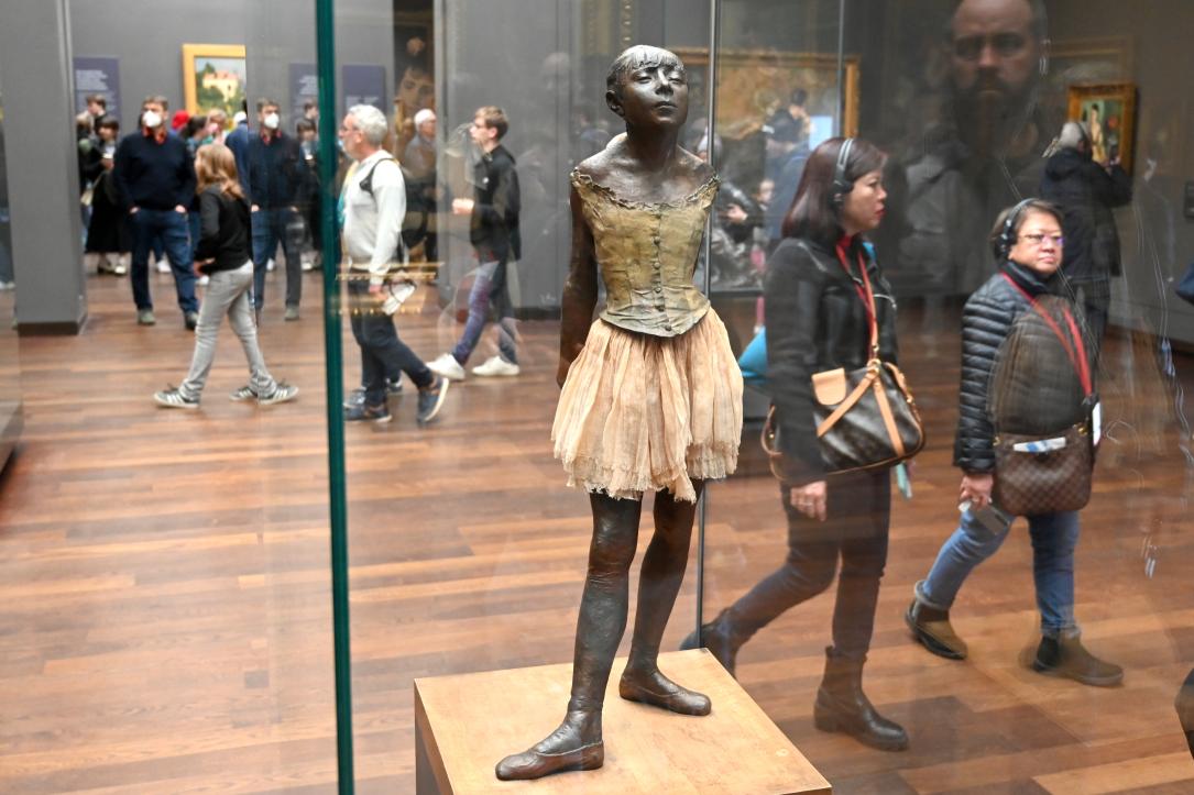 Edgar Degas (1855–1909), Kleine Tänzerin mit vierzehn Jahren (Große bekleidete Tänzerin), Paris, Musée d’Orsay, 1878–1881, Bild 5/6
