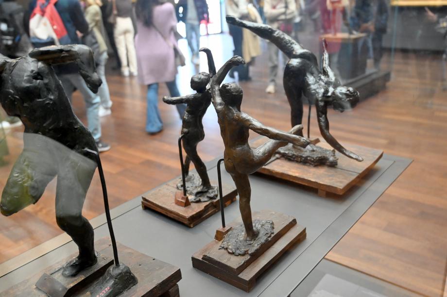 Edgar Degas (1855–1909), Tänzerin, Vierte Position vorne auf dem linken Bein, dritte Studie, Paris, Musée d’Orsay, 1882–1895, Bild 2/3